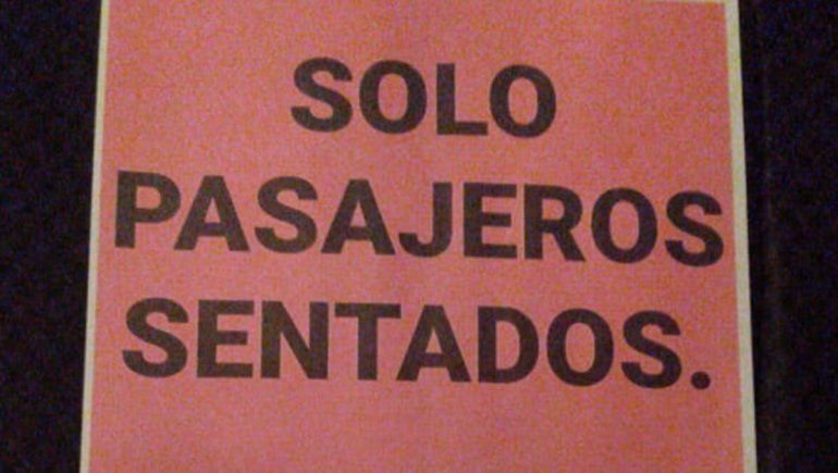 Los carteles en las unidades de Indalo por el coronavirus en Neuquén.