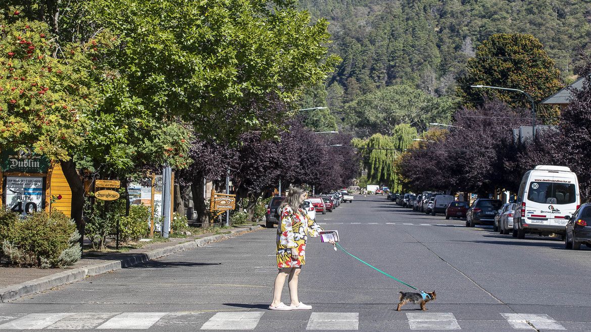 El centro de San Martín de los Andes luce prácticamente vacío por la cuarentena.