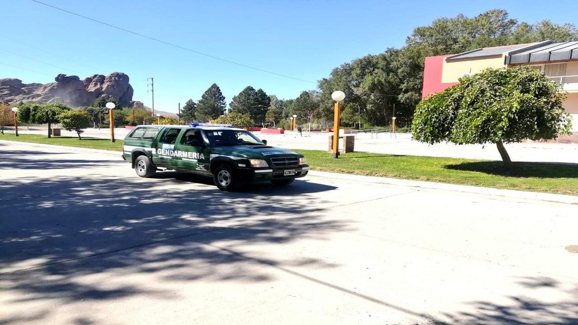 Gendarmería recorre Piedra del Águila.