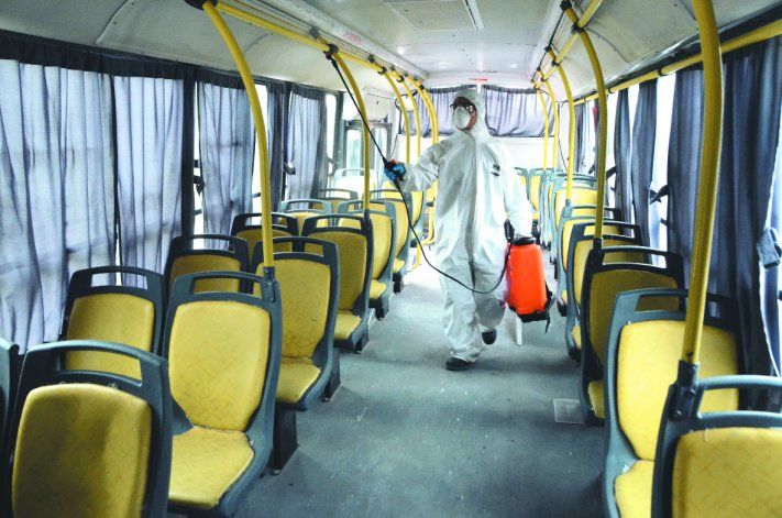 La Municipalidad de Neuquén profundizó las tareas de desinfección, incluidas las unidades del transporte público de pasajeros.