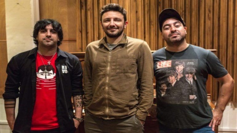 Juan Pablo y Julio Sierra junto a Emiliano Brancciari, cantante de la banda No Te Va Gustar.