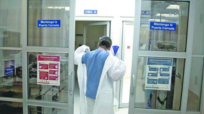 El médico presentó los primeros síntomas al regresar de Europa.