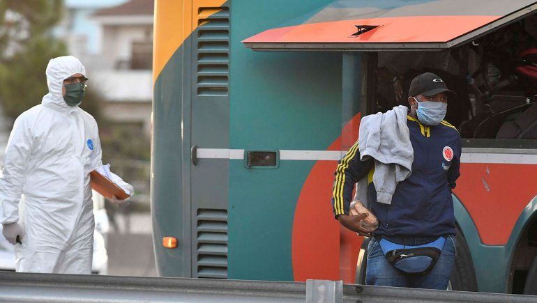 Colectivo detenido sobre la Autopista General Paz, Buenos Aires.