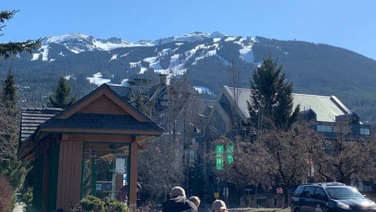 Parada de colectivo en Whistler, con las montañas de fondo.