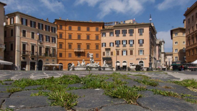 El césped volvió a aparecer entre los adoquines de la capital de Italia.