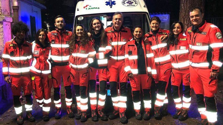 Mario Isola hizo una pausa en su trabajo en Pirelli y es voluntario arriba de una ambulancia en Italia