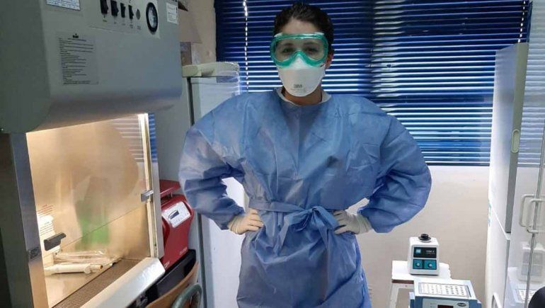 Manos a la obra. Mercedes está lista para iniciar el análisis genómico de una muestra de coronavirus.