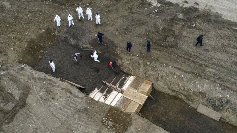 En Nueva York dispusieron fosas comunes para los muertos por coronavirus.