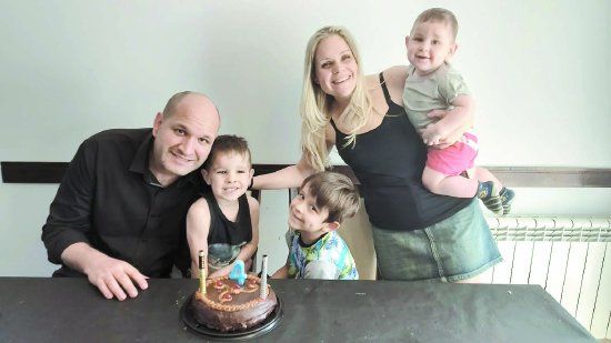 Gabriela Bencina, en una foto familiar con sus pequeños hijos.