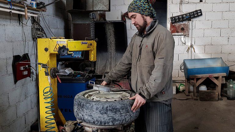 La gomería que arregla ambulancias gratis en Tierra del Fuego.