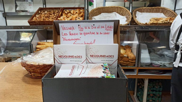 El escritor regaló libros por el barrio Belgrano.