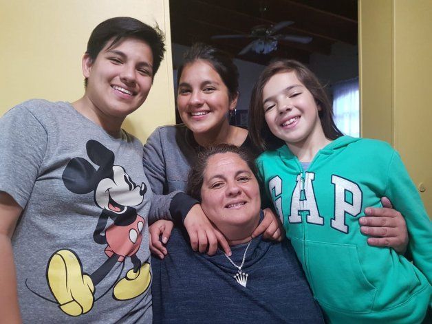 La joven neuquina y su familia.