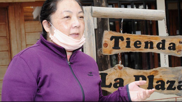 Cecilia Kukita en la puerta de su local.