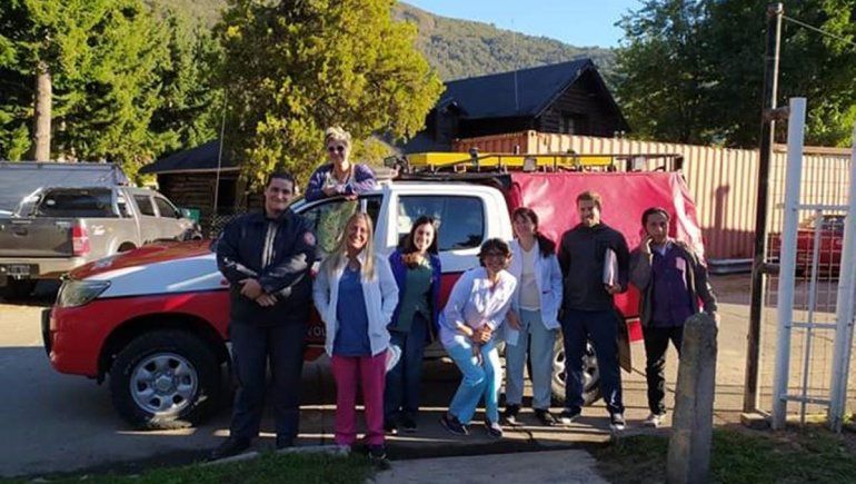 El equipo de salud del hospital saliendo a ver pacientes con móvil de bomberos voluntarios. 