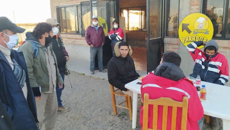 Con barbijos, los mineros esperan respuestas en Arroyito. 