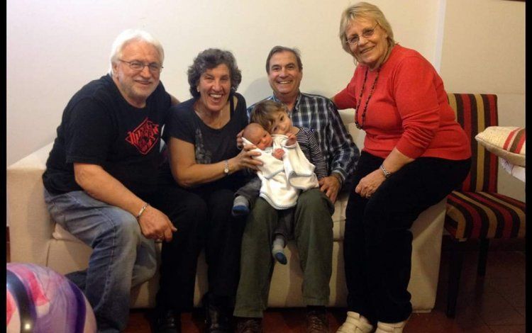Milo y Valentino hace unos años junto a sus cuatro abuelos. 