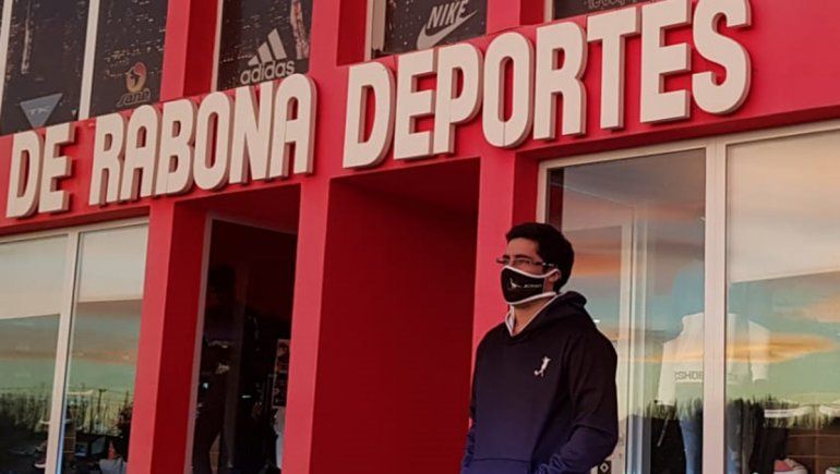 Ariel en la puerta de su actual local.