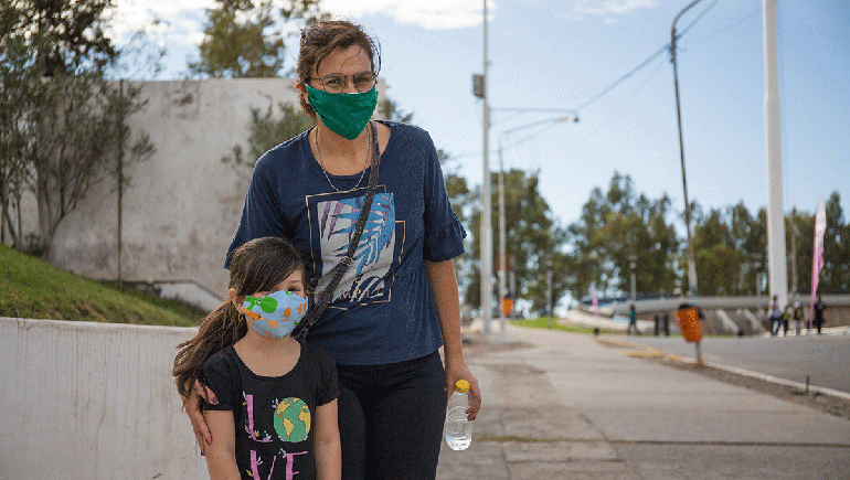 Ratificaron que los adultos contagian más que los niños