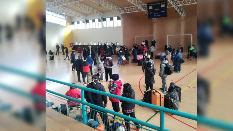 Argentinos varados en Chile a punto de subir a los micros para cruzar la frontera.