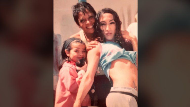 Morena y su amiga, con quien convivió, luego de abandonar la casa del padre.