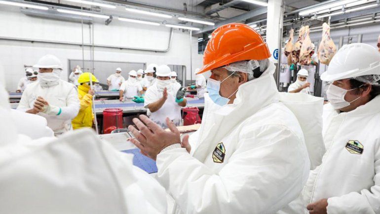 Fernández recorrió un frigorífico en La Pampa.