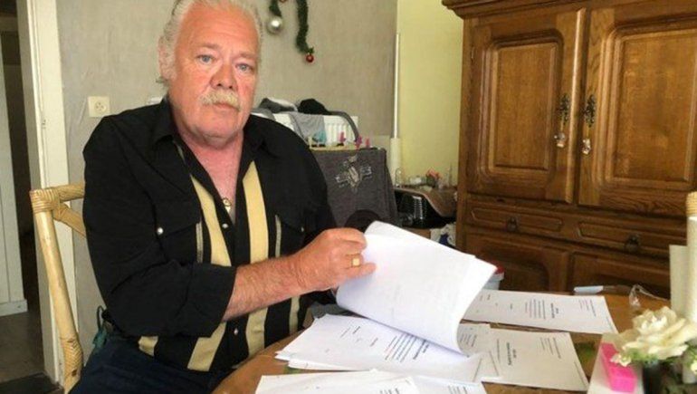 El hombre muestra la cantidad de facturas de las pizzas que le hicieron llegar.