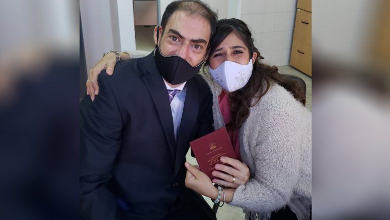 En medio de la cuarentena, los novios celebraron su boda con barbijos.