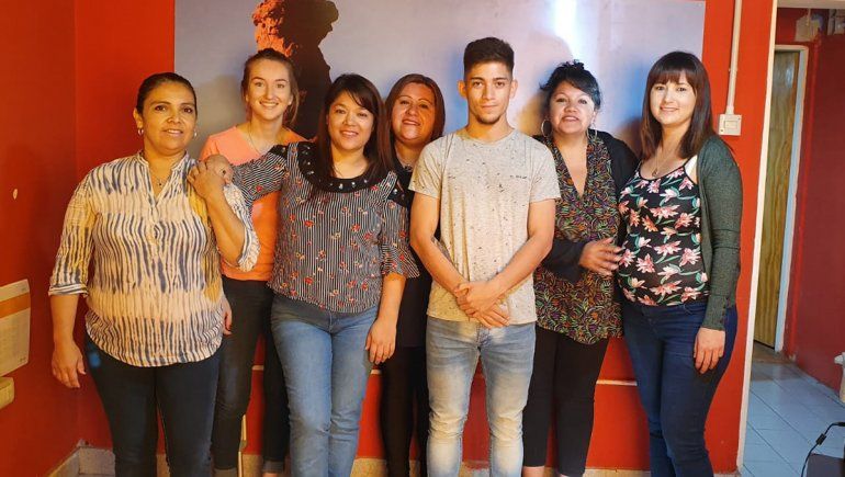 Rodeado de sus compañeras de trabajo.