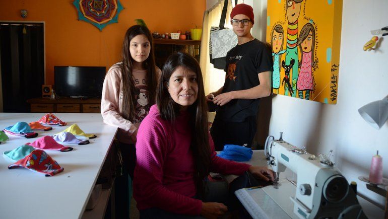Luciana y sus hijos encontraron en los tapabocas una alternativa.