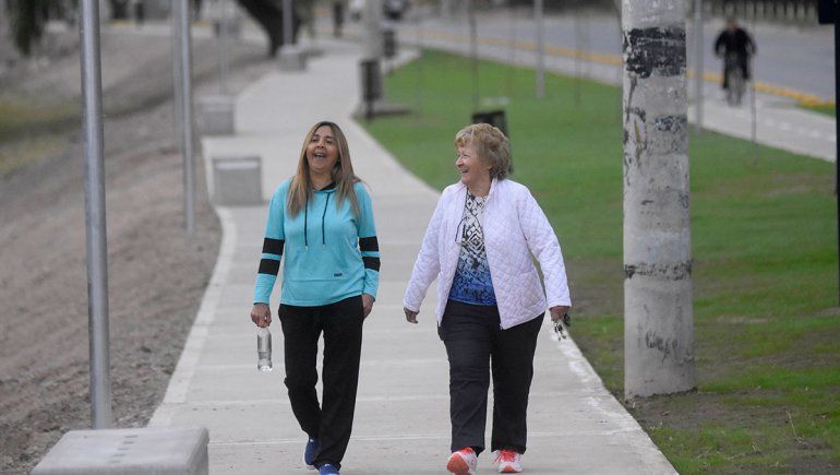 Cuarentena: las caminatas por el río, una de las cosas que más extrañan los neuquinos.
