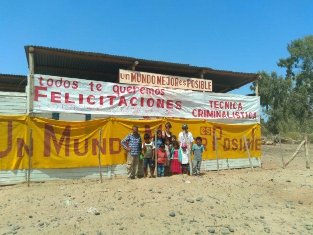 Policías solidarios ayudan en un comedor de Plottier.