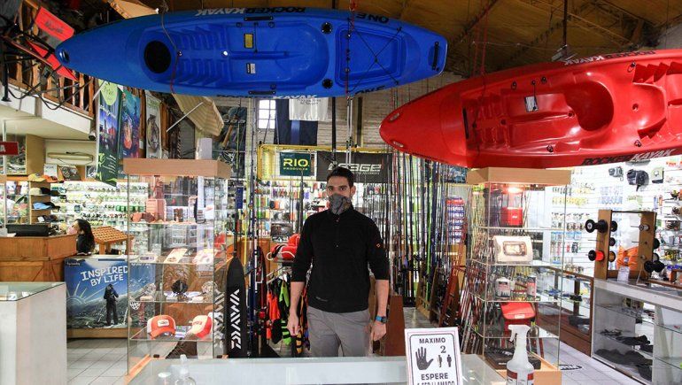 Leonel Rodríguez al frente de su negocio familiar de pesca “Outdoors”