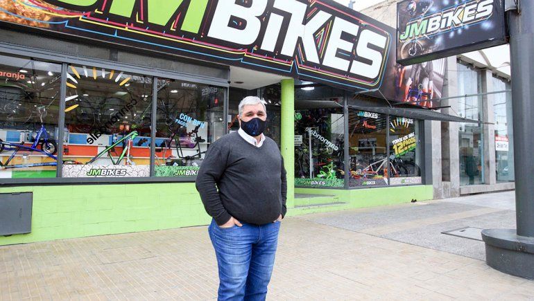 José Ortiz en JM Bikes, tradicional bicicletería de la ciudad
