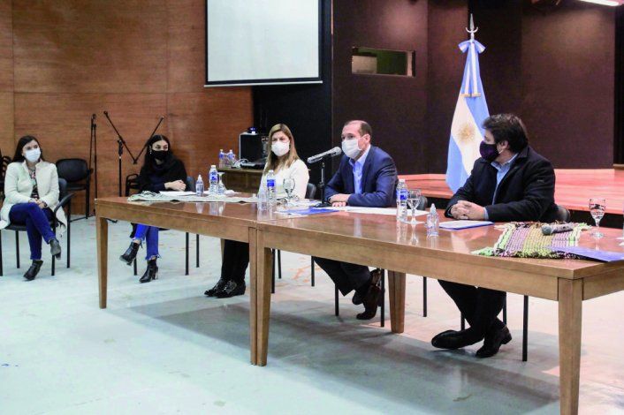 Gutiérrez, sus ministros y los intendentes de Neuquén, Centenario y Plottier, ayer, en conferencia de prensa.