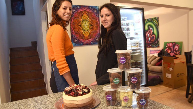 Florencia junto a su hermana. Ellas elaboran los productos a mano y bañan las “framipas” pieza por pieza