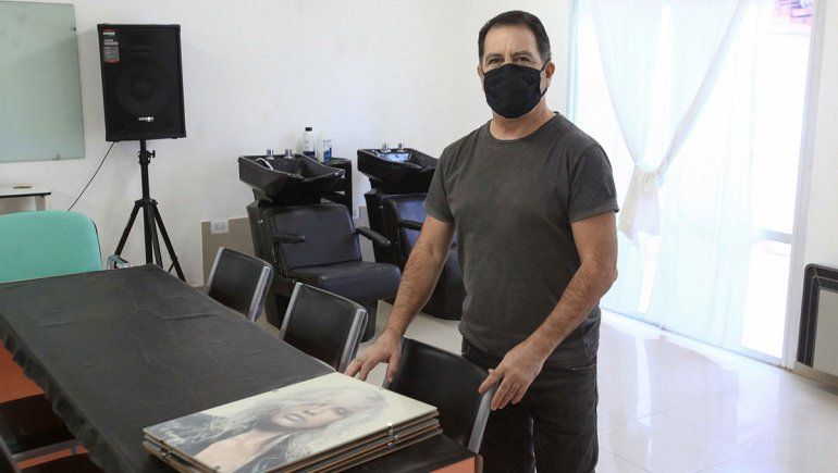 Eduardo es peluquero hace 40 años y hace 10 que es dueño y docente de INFEP (Instituto neuquino de formación de estética y peluquería)