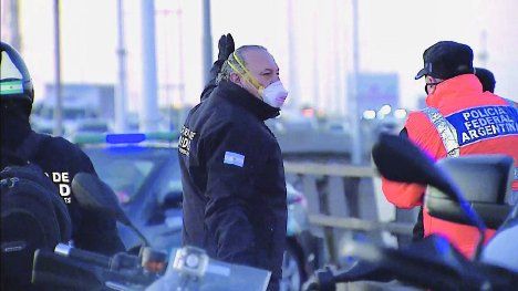 Sergio Berni pidió en Puente La Noria que se la hicieran fácil a la gente.