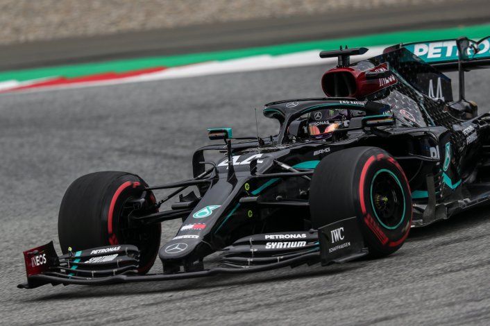 Lewis Hamilton dominó el viernes de la Fórmula 1 en Austria, escenario que da el puntapié inicial de la temporada tras la pandemia del coronavirus.