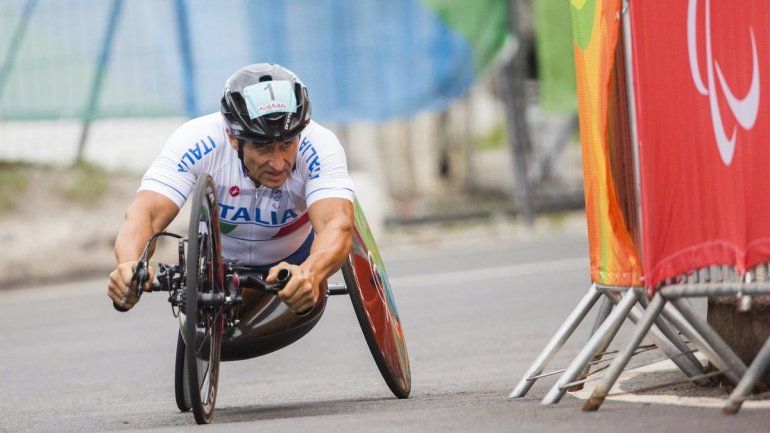 Alex Zanardi lleva casi un mes internado en terapia intensiva y los médicos están preocupados con el estado neurológico que puede presentar cuando despierte del coma.