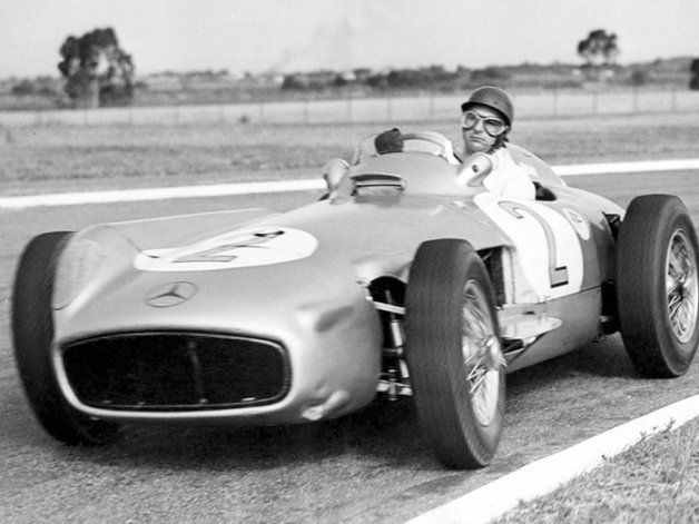 Fangio en una de sus tantas carreras de la F1