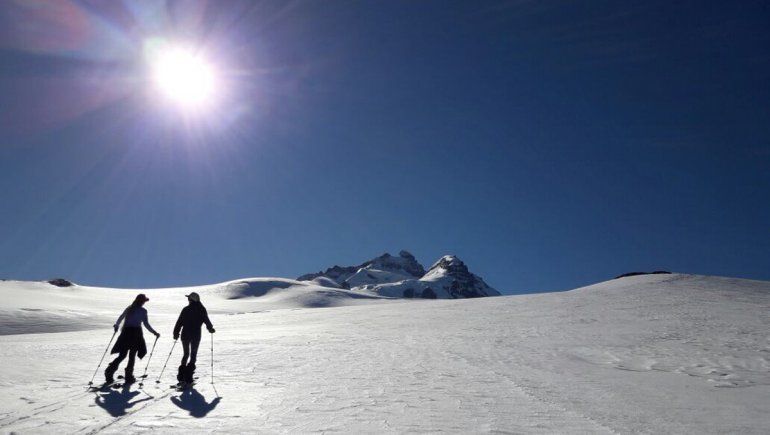 Sin medios de elevación, así suben los riders para una bajada que dura apenas segundos.
