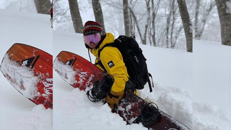 Odriozola sube con nieve más arriba de la rodilla.