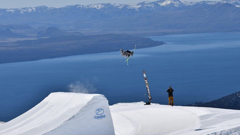 Cristobal Tobal, de 15 años, vuela en su especialidad: las rampas. Compite en Slopestyle pero ahora debe conformarse con el freeride.