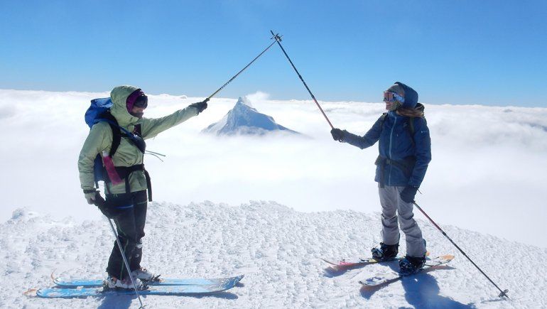 Somweber y una compañera de aventura celebran la llegada. Es clave la ropa técnica para no sufrir el frío polar en esas alturas.