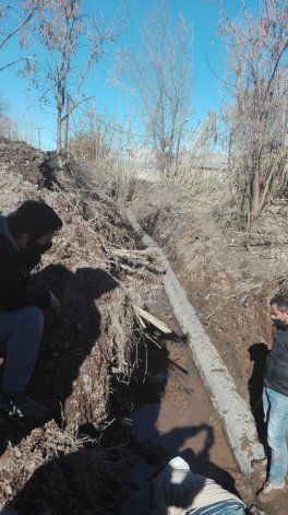 Instalan cañerías de desagües en Plottier.