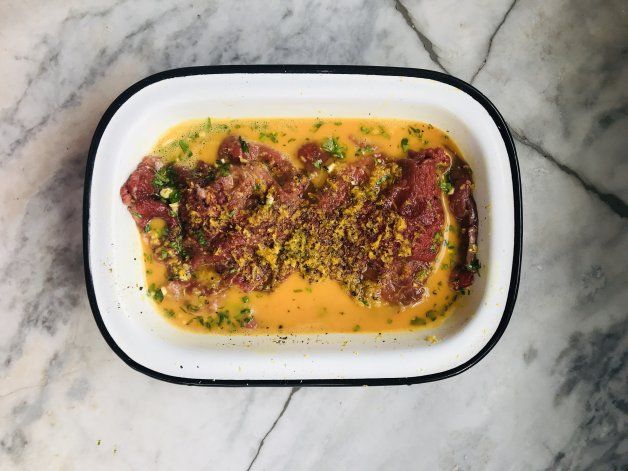 Macerar la carne en huevo, sal, pimienta, ajo, perejil y ralladura de limón.