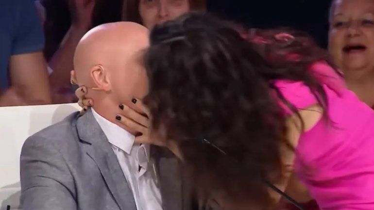 Natalia Oreiro le roba un beso a Petinatti