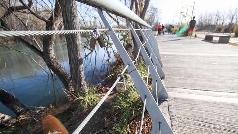 Neuquén tiene sus senderos de candados del amor
