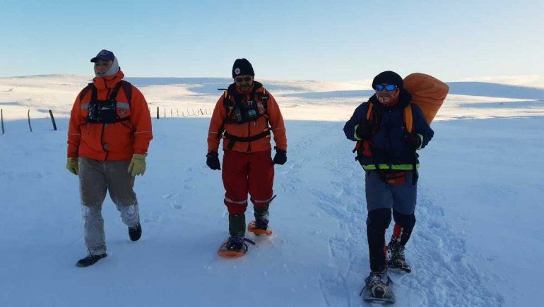 Caminaron en la nieve para llevar a un nio al Hospital