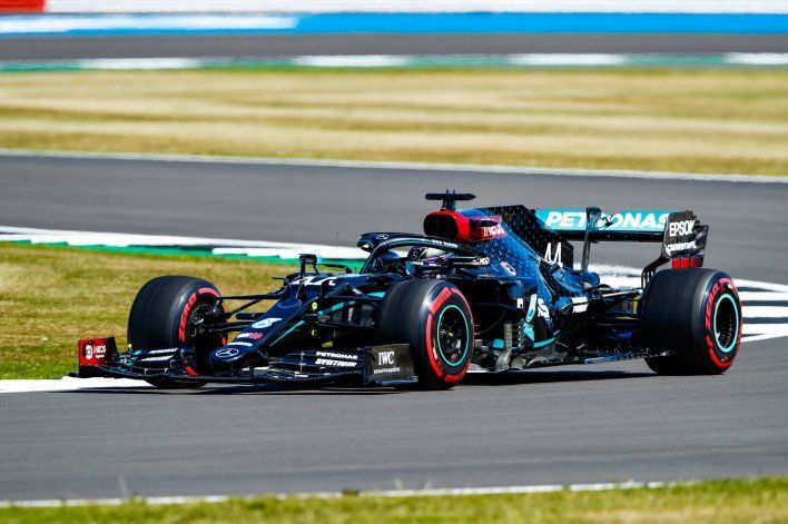 Lewis Hamilton marcó el pulso del viernes de la Fórmula 1 en Silverstone, escenario que alberga la quinta contienda del nuevo calendario 2020.